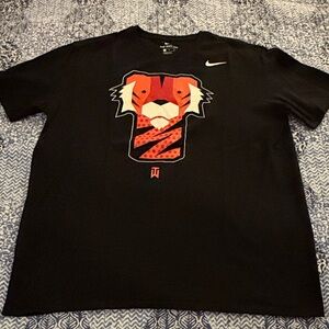 Nike tiger woods Black Tee with Red and Orange Tiger Graphic xl